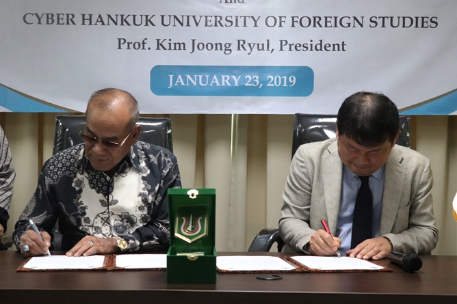 Penandatangan MoU - Rektor Universitas Nasional, Dr. El Amry Bermawi Putera, M.A. dan President Cyber Hankuk University of Foreign Studies Prof. Kim Joong Ryul