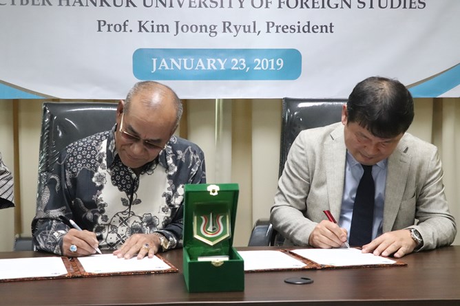 Rektor Universitas Nasional, Dr. El Amry Bermawi Putera, M.A. melakukan  penandatanganan MoU dengan President Cyber Hankuk University of Foreign Studies Prof. Kim Joong Ryul (1)