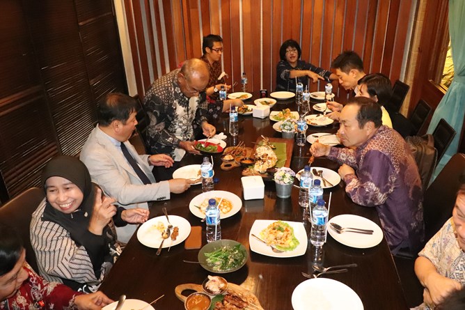 makan siang bersama segenap pimpinan UNAS dengan delegasi dari Cyber Hankuk University of Foreign Studies (2)