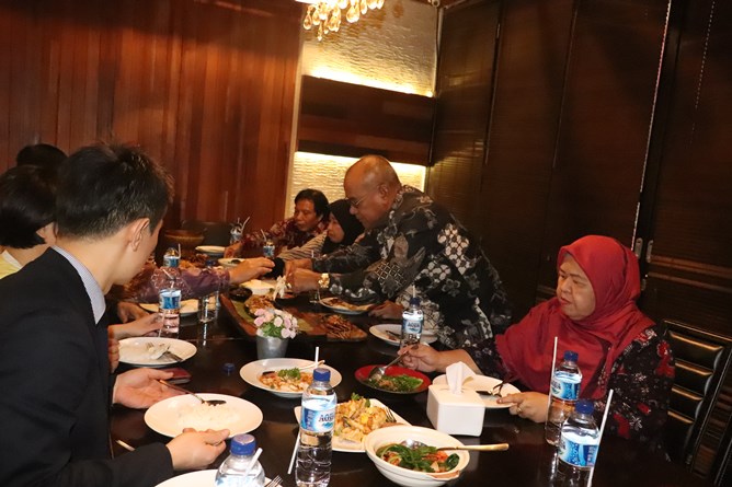makan siang bersama segenap pimpinan UNAS dengan delegasi dari Cyber Hankuk University of Foreign Studies