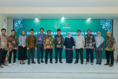 sesi foto bersama dalam acara Penandatanganan Kerja Sama Program Beasiswa Cendekia BAZNAS dengan Universitas Nasional, di Kantor BAZNAS RI, Matraman, Jakarta Timur, Rabu (23/08/2023).