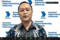 Ketua Asosiasi Digital Marketing Indonesia, Dian Martin sedang memberikan kuliah umum dalam kegiatan Penandatanganan MoA antara FEB Unas dengan Asosiasi DigitaL Marketing  yang dilakukan secara virtual, pada Rabu 06 Oktober 2021