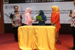 Pewakilan UNAS dan UMS Berjabat tangan