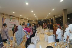 Para pimpinan sedang menyanyikan lagu Indonesia Raya dan Mars Unas dalam acara Penandatanganan MoU antara Universitas Nasional dengan Universitas Sultan Zainal Abidin,  di Exhibition Room, Senin, 5 Juni 2023