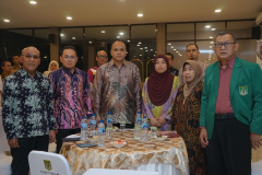 Para pimpinan sedang menyanyikan lagu Indonesia Raya dan Mars Unas dalam acara Penandatanganan MoU antara Universitas Nasional dengan Universitas Sultan Zainal Abidin,  di Exhibition Room, Senin, 5 Juni 2023
