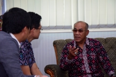 Rektor Universitas Nasional Dr. El Amry Bermawi Putera, M.A.  (kanan) saat berbincang dengan Direktur Korean Cultural Center Indonesia Mr. Chun Youngpoung dan rombongan