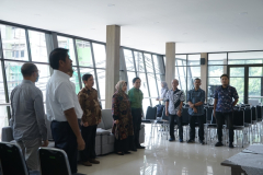 Menyanyikan lagu Indonesia Raya dan Mars UNAS dalam pembukaan kegiatan Penandatanganan MoU antara UNAS dengan Kemitraan, di Exhibition Room UNAS, Rabu, 3 April 2024. 