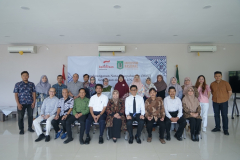 Sesi foto bersama dengan para tamu undangan dalam kegiatan penandatanganan MoU di Exhibition Room UNAS, Rabu, 3 April 2024. 