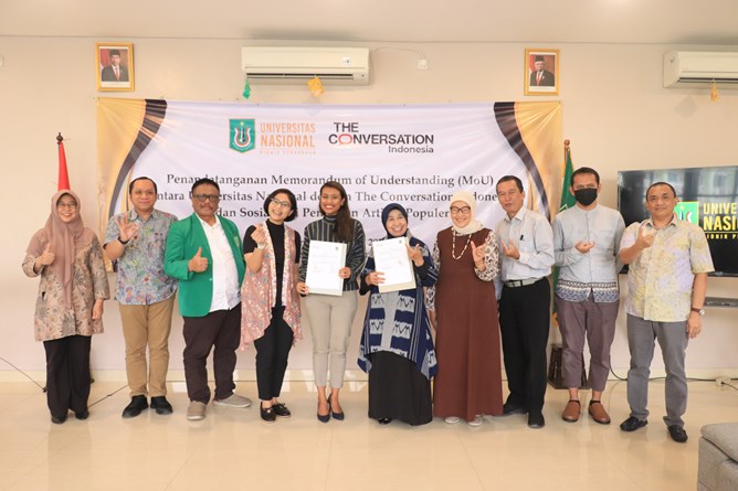 Foto bersama usai Penandatanganan MoU Unas dengan The Conversation Indonesia dan Sosialisasi Penulisan Artikel Populer, di Exhibition Room, Senin, 28 Agustus 2023.