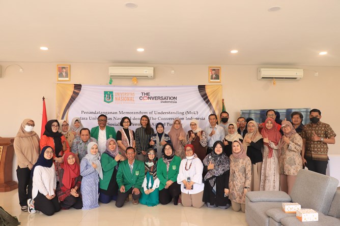 Foto bersama seluruh hadirin dalam kegiatan Penandatanganan MoU Unas dengan The Conversation Indonesia dan Sosialisasi Penulisan Artikel Populer, di Exhibition Room, Senin, 28 Agustus 2023.