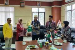 Pemberian cinderamata oleh Dosen Fakultas Pertanian Unas Dr. Ir. Farida, M.M. (batik merah) kepada perwakilan Universitas Khairun di Ternate pada Rabu, 14 September 2022