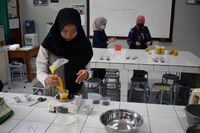 Proses pengolahan buah alkesah menjadi dessert di laboratorium fakultas pertanian Unas