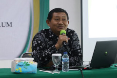 Kepala Biro Administrasi Sumber Daya Manusia Unas, Dr. Edi Sugiono, S.E., M.M. sedang ,memberikan materinya dalam Kegiatan Micro Teaching di Ruang Seminar Blok I Lantai  III Unas, Rabu, 15 Maret 2023