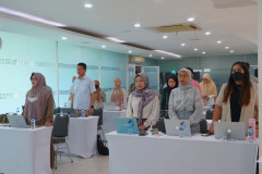 Menyanyikan lagu Indonesia Raya dan Mars Unas dalam pembukaan pelatihan, di Ruang Seminar Blok  I Lantai III  Unas, Senin, 13 Maret 2023
