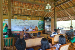 Presentasi dosen dalam penelitian dan PKM, di Desa Wisata Cibuntu, Rabu, 8 Februari 2023