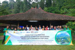 Foto bersama dosen, mahasiswa, dan warga Desa Cibuntu usai Penelitian dan PKM di Desa Wisata Cibuntu, Rabu, 8 Februari 2023