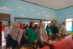 Menyanyikan lagu Indonesia Raya dalam pembukaan kegiatan Penelitian dan PKM Dosen & Mahasiswa Ilmu Komunikasi di  Kampung Pancasila Desa Cikadu, Rabu, 08 Februari 2023