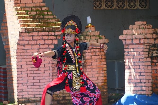 Siswa kelas 2 SMP Dilla, sedang menampilkan Tarian Topeng, di Sanggar Sekar Pandan, Cirebon, Kamis 9 Februari 2023