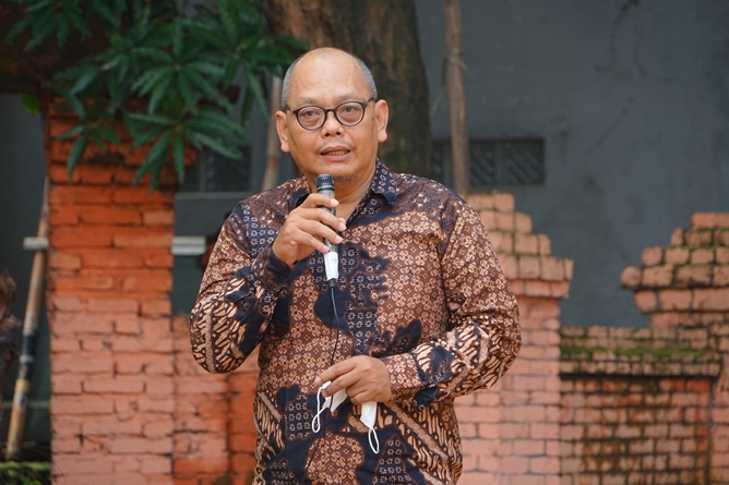 Ketua Program Studi Ilmu Komunikasi Drs. Adi Prakosa, M.Si, sedang memberikan sambutan dalam kegiatan Penelitian dan PKM 2023, di Sanggar Sekar Pandan, Cirebon, Kamis 9 Februari 2023