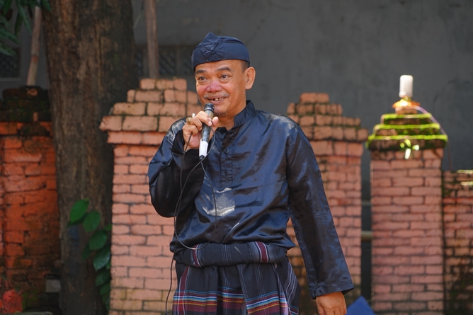 Ketua Pengurus Sanggar Sekar Pandan, sedang memberikan sambutan dalam kegiatan  Penelitian dan PKM 2023, di Sanggar Sekar Pandan, Cirebon, Kamis 9 Februari 2023