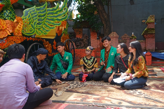 Dosen dan Peserta sedang memberikan pengarahan tentang perkembangan Sanggar Sekar Pandan menggunakan Sosial Media, di Sanggar Sekar Pandan, Cirebon, Kamis 9 Februari 2023