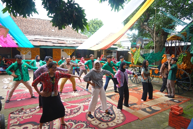 Para peserta sedang mengikuti Tarian Topeng dalam kegiatan  Penelitian dan PKM 2023, di Sanggar Sekar Pandan, Cirebon, Kamis 9 Februari 2023