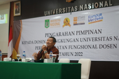 Kepala BSDM Unas, Dr. Edi Sugiono, S.E., M.M. saat memberikan pengarahan dalam kegiatan di Aula Blok I Lantai IV Unas.