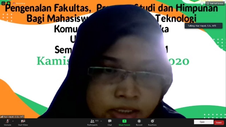 Ketua Program Studi Informatika, Nur Hayati, S.Si., M.Kom., sedang memberikan paparannya dalam kegiatan