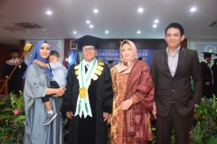 Prof. Dr. Eko Sugiyanto, M.Si. berfoto bersama dengan keluarga setelah pengukuhannya, di Auditorium UNAS Jakarta, 30 Maret 2019.