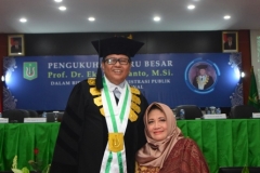 Prof. Dr. Eko Sugiyanto, M.Si. foto bersama dengan Istri, Hj. Tuti Hendarti setelah acara pengukuhan, di Auditorium UNAS Jakarta, 30 Maret 2019.