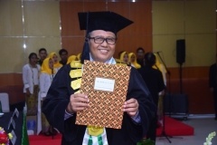 Prof. Dr. Eko Sugiyanto, M.Si. menerima surat keputusan sebagai guru besar di UNAS, di Auditorium UNAS Jakarta, 30 Maret 2019.