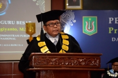 Prof. Dr. Eko Sugiyanto, M.Si. saat orasi ilmiah