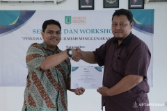 Pemberian sertifikat kepada peserta seminar dan workshop oleh pemateri Dr. Robby Kurniawan Harahap, S.Kom., MT. kepada Deny Hidayatullah, S.E., MMSI