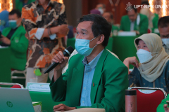 Dekan Fakultas Biologi Dr. Tatang Mitra Setia, M.Si. saat memberikan pertanyaan kepada narasumber