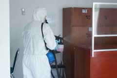 Penyemprotan disinfektan juga dilakukan oleh petugas di area klinik UNAS