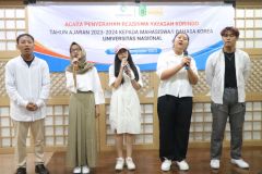 Penampilan Lagu K-Pop dari Mahasiswa Program Studi Bahasa Korea dalam acara Seremonial Penyerahan Beasiswa Yayasan Korindo, di Korean Corner UNAS, Senin (13/11)