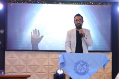 Pastor Christofer Tapiheru Sedang Ceramah Dalam Ibadah dan Perayaan Paskah