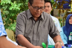 Pemotongan Pita oleh Wakil Rektor Bidang Administrasi, Keuangan, dan Sumber Daya Manusia Prof. Dr. Drs. Eko Sugiyanto M.Si
