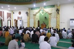 Pelaksanaan sholat Iedul Adha di Masjid Sutan Takdir Alisjahbana yang dihadiri warga dan karyawan di lingkungan Unas, Kamis, 29 Juni 2023