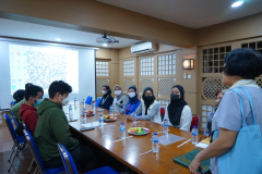 Mahasiswa Prodi Pariwisata dan Sastra Jepang dalam pertemuannya dengan pihak Enjin