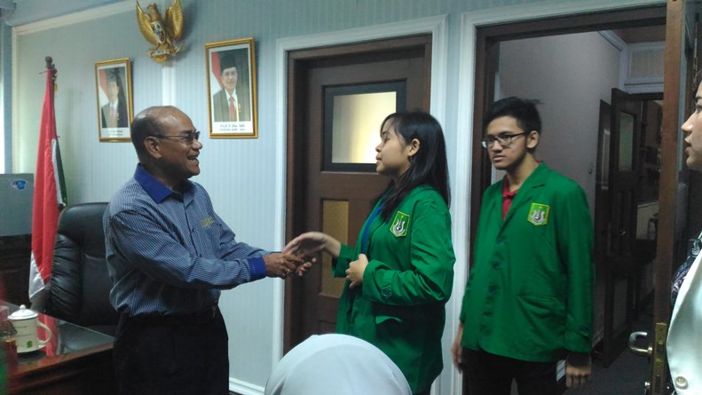 Mahasisawa berjabat tangan dengan rektor 5