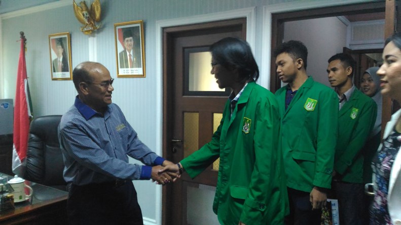 Mahasisawa berjabat tangan dengan rektor