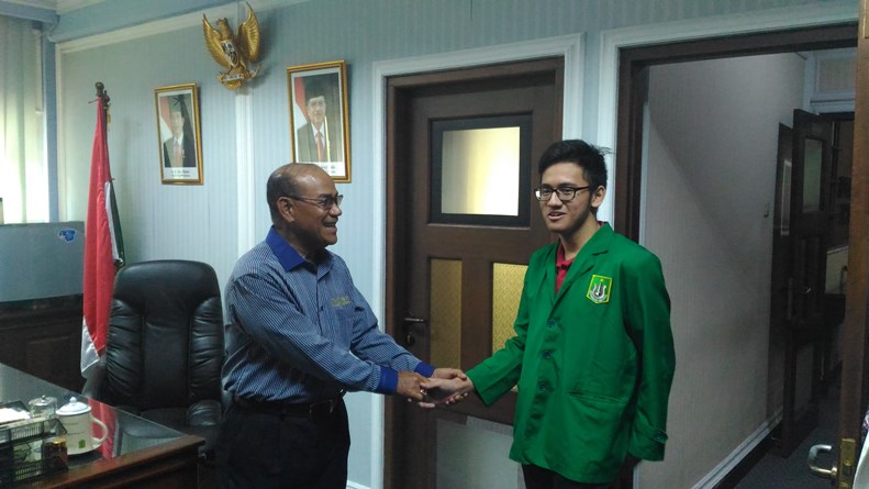 Mahasiswa berjabat tangan dengan rektor 6