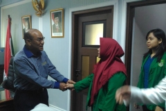 Mahasiswa berjabat tangan dengan rektor 4