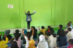 Mahasiswa dari FISIP Unas saat melakukan kegiatan bersama anak-anak dalam rangka pengabdian kepada masyarakat di Pesisir Pantai, Kampung Anom, Banten