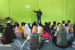 Dosen Prodi Sosiologi Kamaruddin Salim, S.Sos., M.Si saat melakukan kegiatan bersama anak-anak dalam rangka pengabdian kepada masyarakat di Pesisir Pantai, Kampung Anom, Banten