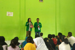 Para mahasiswa dari FISIP Unas saat melakukan kegiatan bersama anak-anak dalam rangka pengabdian kepada masyarakat di Pesisir Pantai, Kampung Anom, Banten