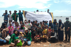 Foto bersama dosen dan mahasiswa Fisip Unas dengan para pengurus Sekolah Anak Bahari dan masyarakat disekitar Pesisir Pantai, Kampung Anom, Banten
