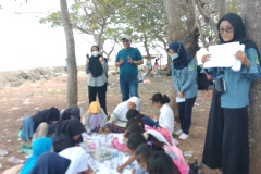 Para mahasiswa saat melakukan kegiatan bersama anak-anak dalam rangka pengabdian kepada masyarakat di Pesisir Pantai, Kampung Anom, Banten