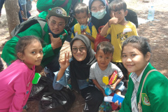Foto bersama mahasiswa dengan anak-anak di Pesisir Pantai, Kampung Anom, Banten